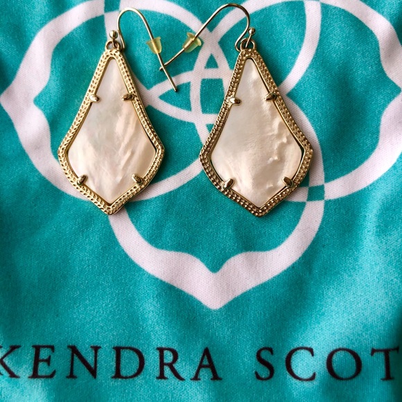 NWOT Kendra Scott Alex Gold Earrings Ivory Pearl - Picture 4 of 5